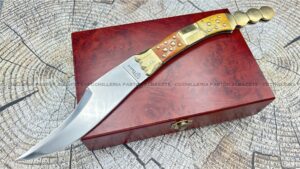 La navaja bandolera Siglo XIX  es una impresionante réplica artesanal inspirada en las tradicionales navajas españolas utilizadas por bandoleros.