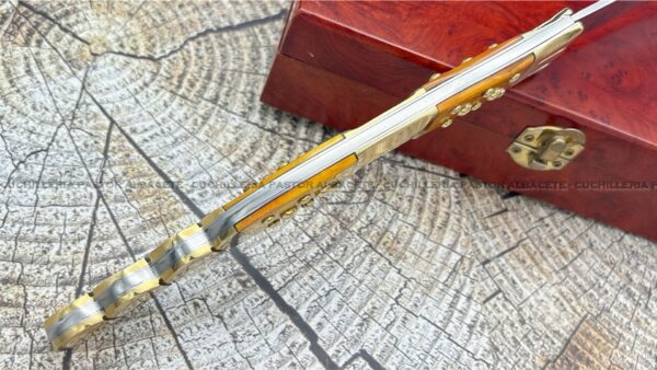 La navaja bandolera Siglo XIX  es una impresionante réplica artesanal inspirada en las tradicionales navajas españolas utilizadas por bandoleros.