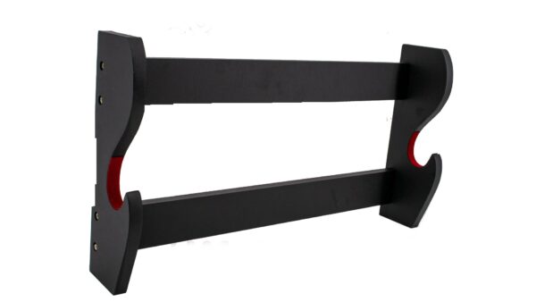 El soporte de pared para katana S5086 es la opción ideal para exhibir tu espada con elegancia, seguridad y estilo. Diseñado con madera negra de alta calidad y acabado interior en terciopelo rojo, protege la hoja mientras realza su presentación, convirtiéndolo en un elemento decorativo perfecto para cualquier espacio.