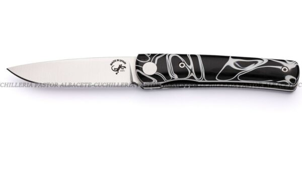 La Navaja Salamandra Martina es una pieza destacada dentro de la cuchillería moderna, diseñada para quienes valoran la combinación perfecta entre estética, funcionalidad y calidad premium.