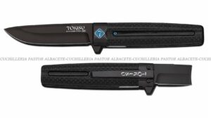 La Tokisu 25018 es una navaja táctica de bolsillo diseñada en España que combina rendimiento, precisión y un estilo moderno deportivo. Destaca por su hoja de acero D2 con recubrimiento de titanio,