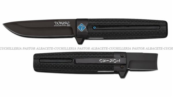 La Tokisu 25018 es una navaja táctica de bolsillo diseñada en España que combina rendimiento, precisión y un estilo moderno deportivo. Destaca por su hoja de acero D2 con recubrimiento de titanio,