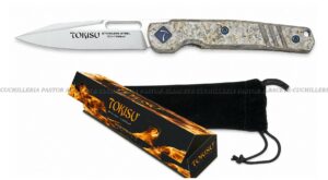 La Tokisu 25284 Micarta Glacial es una navaja de bolsillo compacta, diseñada para ofrecer máximo rendimiento en formato reducido