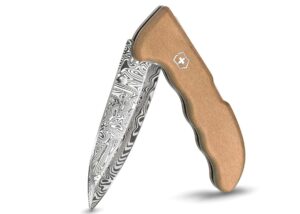La Victorinox Evoke Wood Damast Limited Edition 2026 no es simplemente una navaja, sino una declaración de calidad y diseño. Victorinox consigue unir tradición, innovación y exclusividad en una pieza que destaca tanto por su rendimiento como por su valor coleccionable.