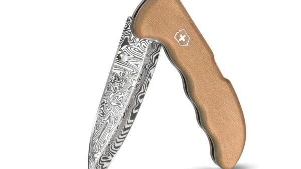 La Victorinox Evoke Wood Damast Limited Edition 2026 no es simplemente una navaja, sino una declaración de calidad y diseño. Victorinox consigue unir tradición, innovación y exclusividad en una pieza que destaca tanto por su rendimiento como por su valor coleccionable.