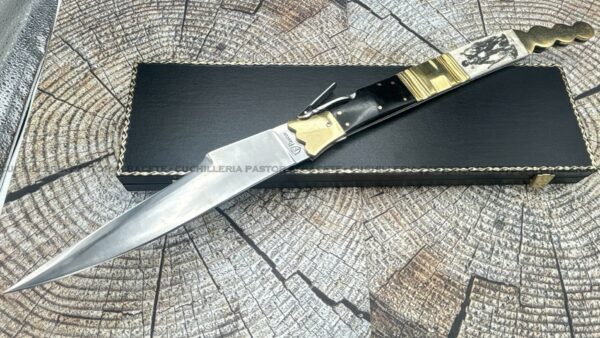 La navaja bandolera Siglo XIX con carraca es una impresionante réplica artesanal inspirada en las tradicionales navajas españolas utilizadas por bandoleros.
