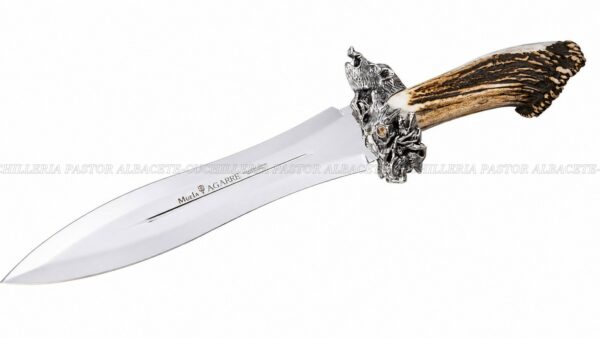El AGARRE de LUJO no es simplemente un cuchillo: es una pieza de colección concebida para quienes valoran la excelencia, la tradición y la artesanía de alto nivel.