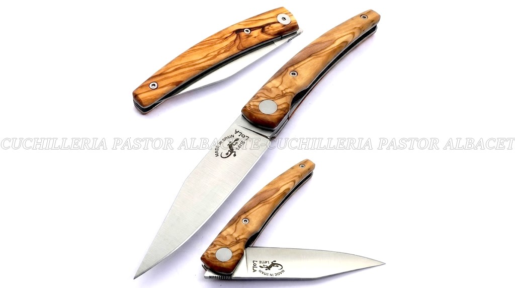 La Navaja Salamandra Lola 315011 combina diseño artesanal, materiales de calidad y funcionalidad para el uso diario y actividades al aire libre.