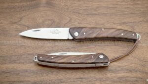 Navaja Artesanal Salamandra 160071 – Elegancia y Funcionalidad en Madera de Nogal