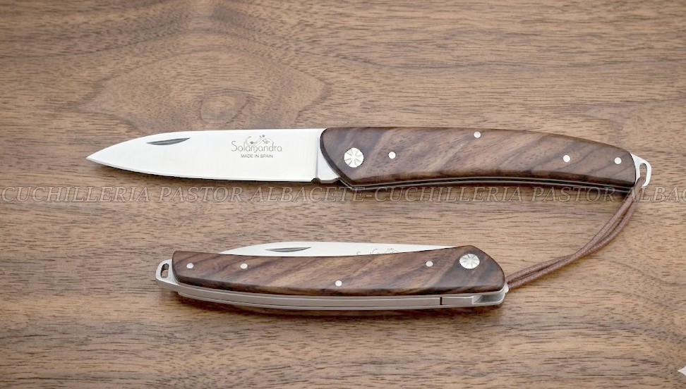 Navaja Artesanal Salamandra 160071 – Elegancia y Funcionalidad en Madera de Nogal
