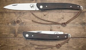 La Navaja Salamandra 160081 es una pieza de cuchillería excepcional que combina la tradición artesanal de Albacete con un diseño ergonómico y resistente.