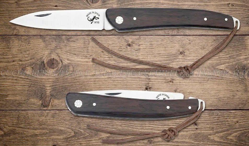La Navaja Salamandra 160081 es una pieza de cuchillería excepcional que combina la tradición artesanal de Albacete con un diseño ergonómico y resistente.