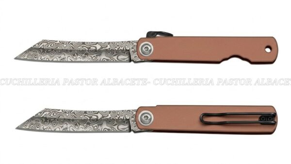 La Navaja Albainox Damasco 25345 es una pieza excepcional que combina diseño moderno, materiales de alta calidad y una cuidada fabricación orientada a los aficionados de la cuchillería premium.