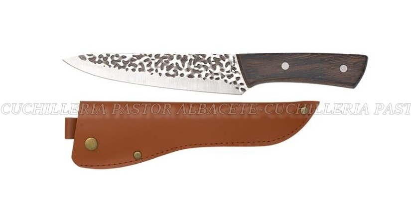 El Albainox 32806 Cuchillo de Caza es una herramienta robusta y elegante diseñada para aficionados a la caza, actividades al aire libre y coleccionistas.