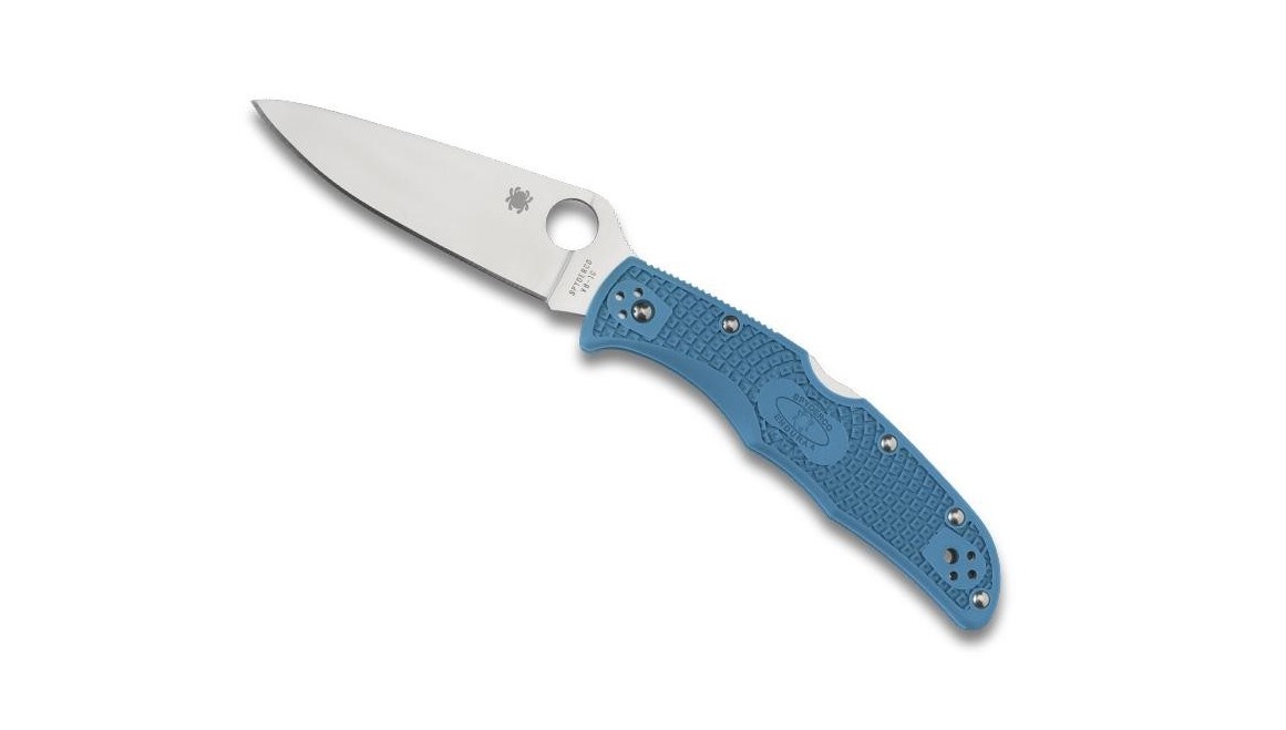 La Spyderco Endura 4 C10FPBL es una navaja de bolsillo robusta, ligera y funcional, pensada para el uso diario EDC.