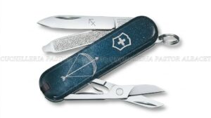 La navaja Victorinox Classic SD Zodiac Signs combina la precisión suiza, la funcionalidad de una navaja de bolsillo clásica y el simbolismo de los doce signos del zodíaco.