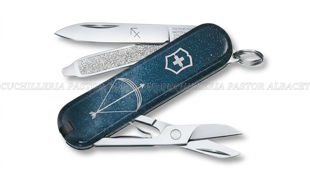 La navaja Victorinox Classic SD Zodiac Signs combina la precisión suiza, la funcionalidad de una navaja de bolsillo clásica y el simbolismo de los doce signos del zodíaco.
