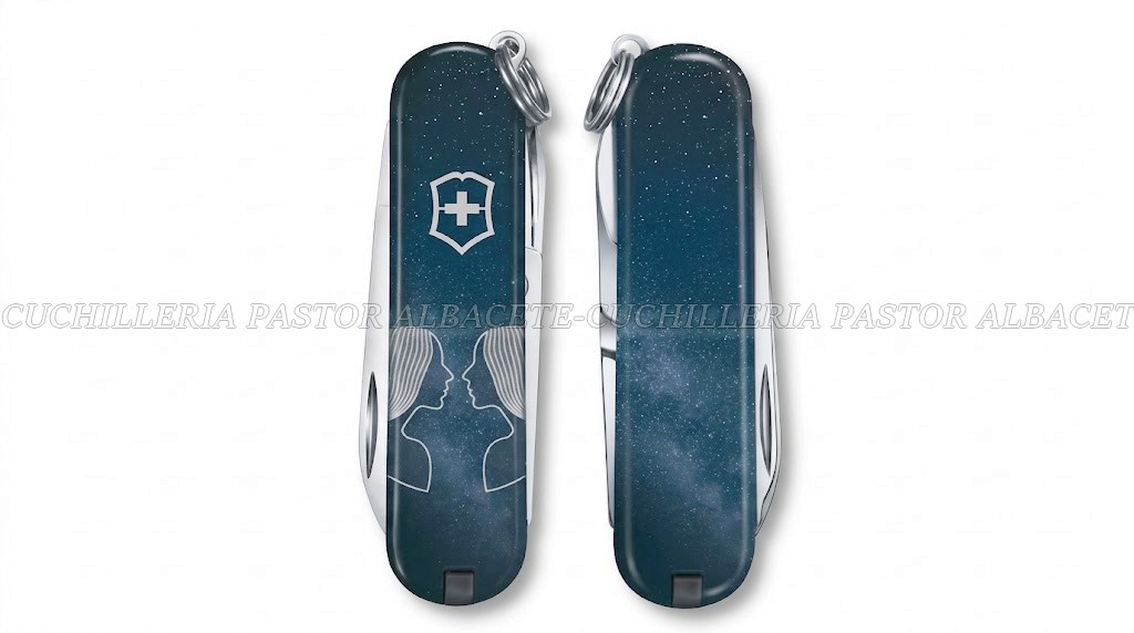 La navaja Victorinox Classic SD Zodiac Signs combina la precisión suiza, la funcionalidad de una navaja de bolsillo clásica y el simbolismo de los doce signos del zodíaco.