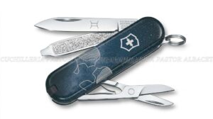 La navaja Victorinox Classic SD Zodiac Signs combina la precisión suiza, la funcionalidad de una navaja de bolsillo clásica y el simbolismo de los doce signos del zodíaco.