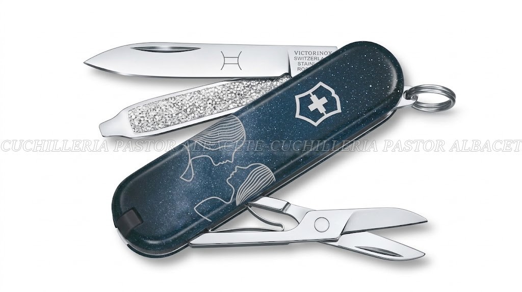 La navaja Victorinox Classic SD Zodiac Signs combina la precisión suiza, la funcionalidad de una navaja de bolsillo clásica y el simbolismo de los doce signos del zodíaco.