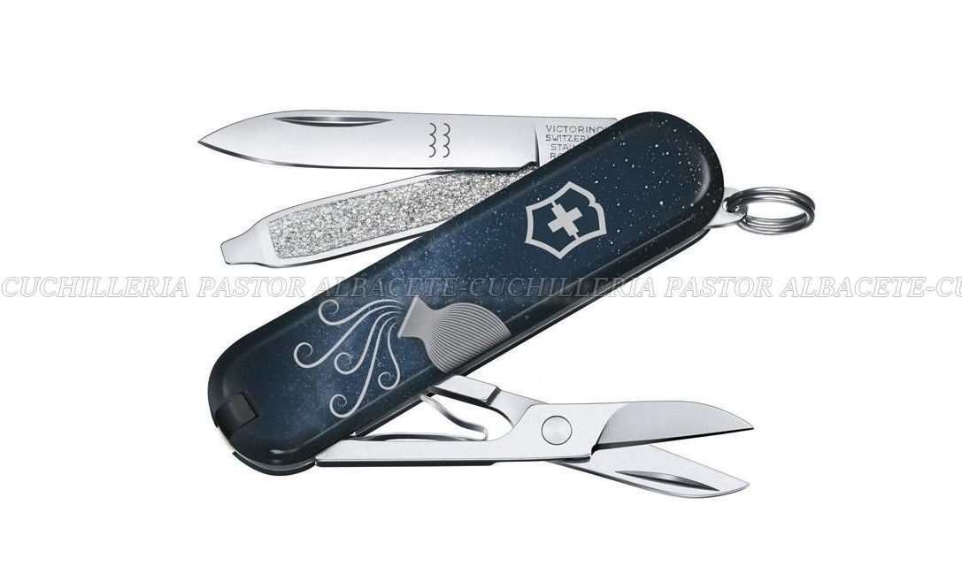 La navaja Victorinox Classic SD Zodiac Signs combina la precisión suiza, la funcionalidad de una navaja de bolsillo clásica y el simbolismo de los doce signos del zodíaco.