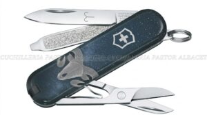 La navaja Victorinox Classic SD Zodiac Signs combina la precisión suiza, la funcionalidad de una navaja de bolsillo clásica y el simbolismo de los doce signos del zodíaco.