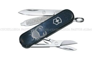 La navaja Victorinox Classic SD Zodiac Signs combina la precisión suiza, la funcionalidad de una navaja de bolsillo clásica y el simbolismo de los doce signos del zodíaco.