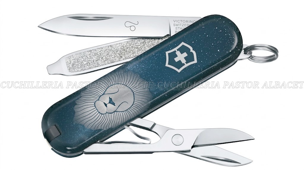La navaja Victorinox Classic SD Zodiac Signs combina la precisión suiza, la funcionalidad de una navaja de bolsillo clásica y el simbolismo de los doce signos del zodíaco.