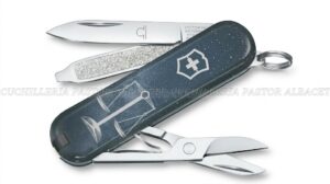 La navaja Victorinox Classic SD Zodiac Signs combina la precisión suiza, la funcionalidad de una navaja de bolsillo clásica y el simbolismo de los doce signos del zodíaco.