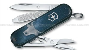 La navaja Victorinox Classic SD Zodiac Signs combina la precisión suiza, la funcionalidad de una navaja de bolsillo clásica y el simbolismo de los doce signos del zodíaco.