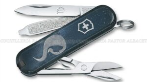 La navaja Victorinox Classic SD Zodiac Signs combina la precisión suiza, la funcionalidad de una navaja de bolsillo clásica y el simbolismo de los doce signos del zodíaco.