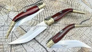Navaja Celaya Bandolera es una pieza icónica de la cuchillería tradicional española, fabricada de forma artesanal en Albacete, cuna de los mejores cuchilleros del mundo.